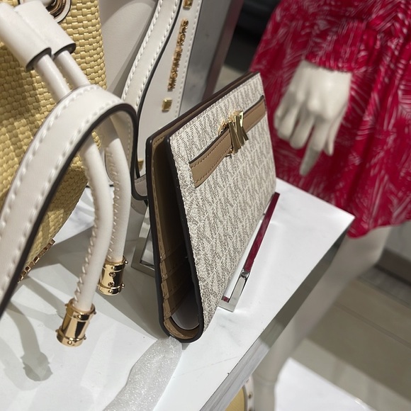 MICHAEL KORS
Reed Large Snap Signature Wallet
Style: 35S3G6RE3B
Camel Multi
NWT - Picture 14 of 16